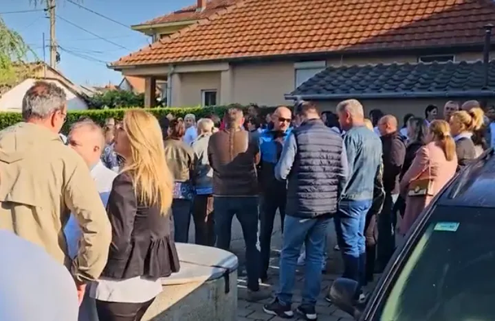 Protest Srba zaposlenih u školstvu i zdravstvu u Gračanici: Radnicima otkazi, direktorima pritvor zbog povrede izborne volje