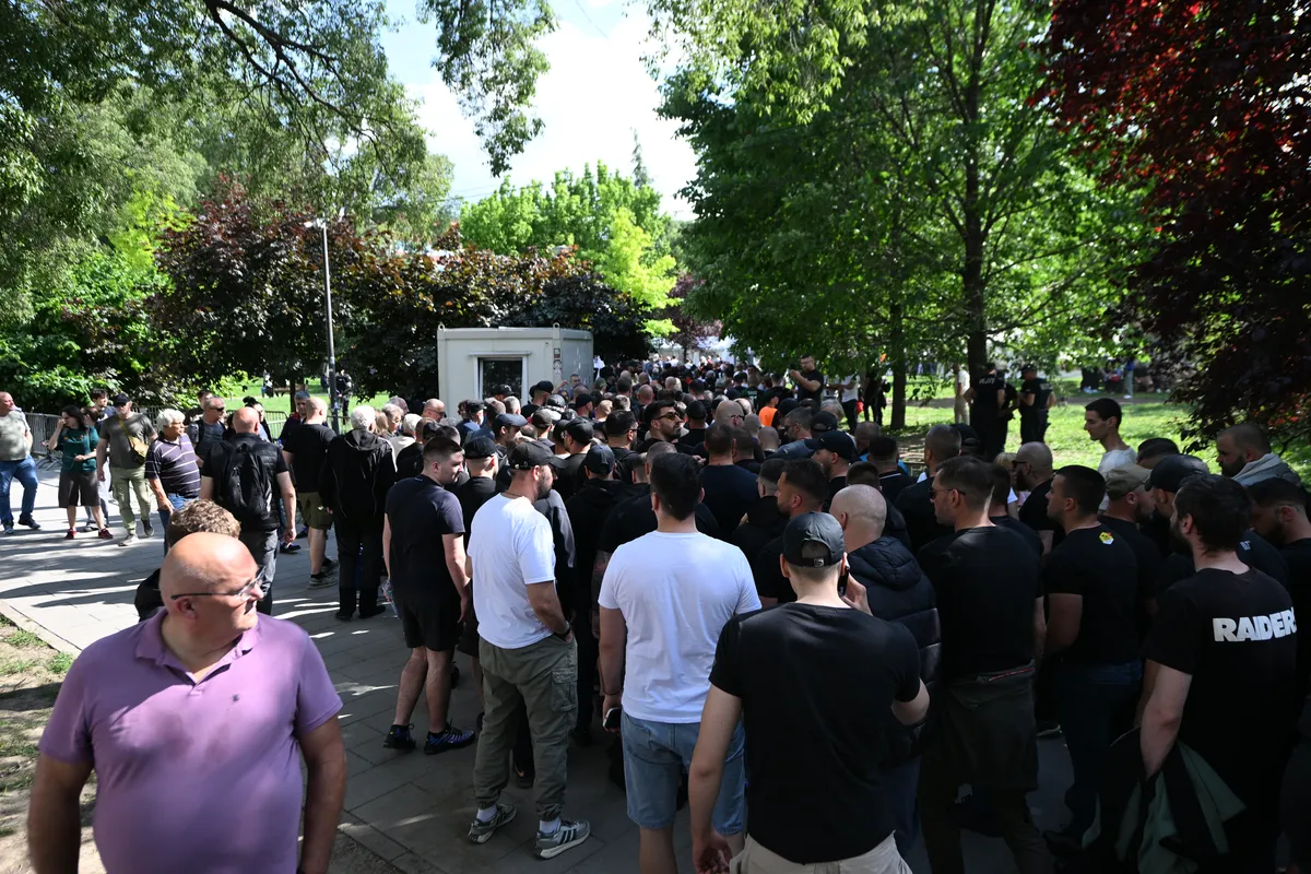 VIDEO Šta se dešava u Ćacilendu uoči protesta na Slaviji? Poslanici došli u Pionirski park, okupila se velika grupa ljudi, sve više policije na licu mesta