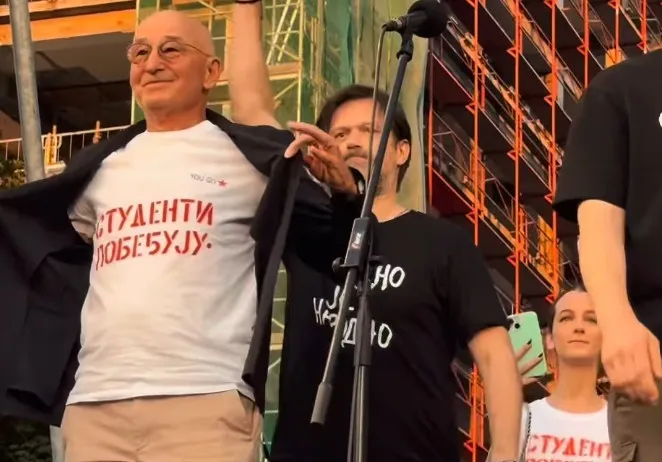 FOTO Muslin u posebnoj majici izašao na binu, momenat sa protesta koji je postao pravi hit