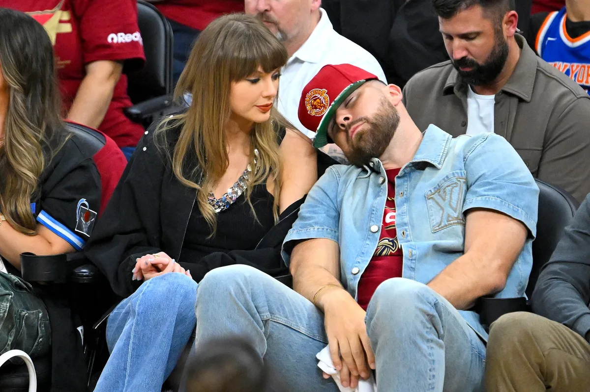 Tejlor Svift došla na utakmicu sa verenikom - on pio pivo, pa zadremao (FOTO)