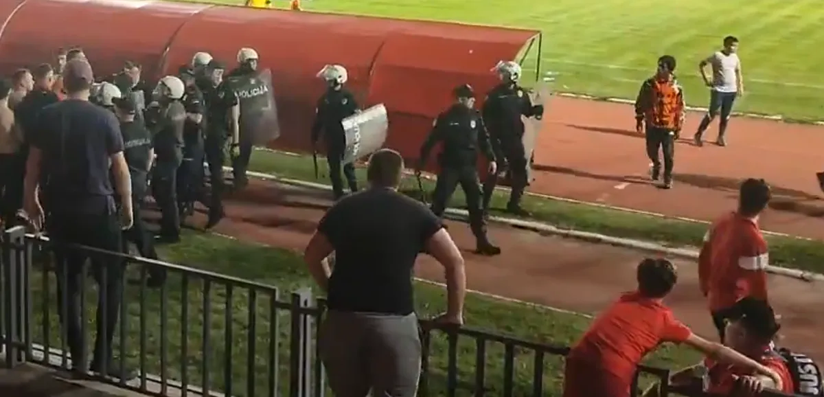 Strašne scene u Kragujevcu, navijači uleteli na teren i napali igrače Radničkog VIDEO