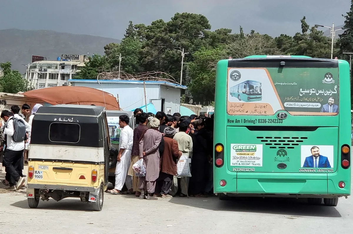 Minibus udario u autobus, najmanje 17 mrtvih: Teška nesreća u Pakistanu
