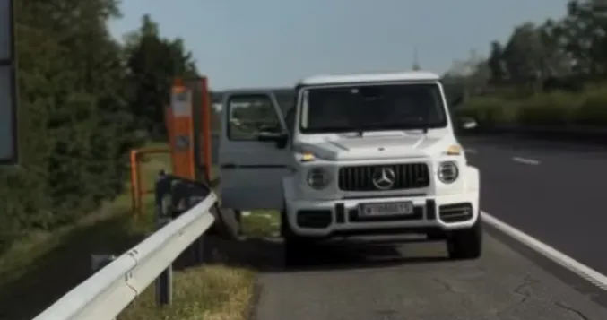 Drama na auto-putu nakon nastupa u Beču: Pevaču pukla guma usred vožnje (FOTO)