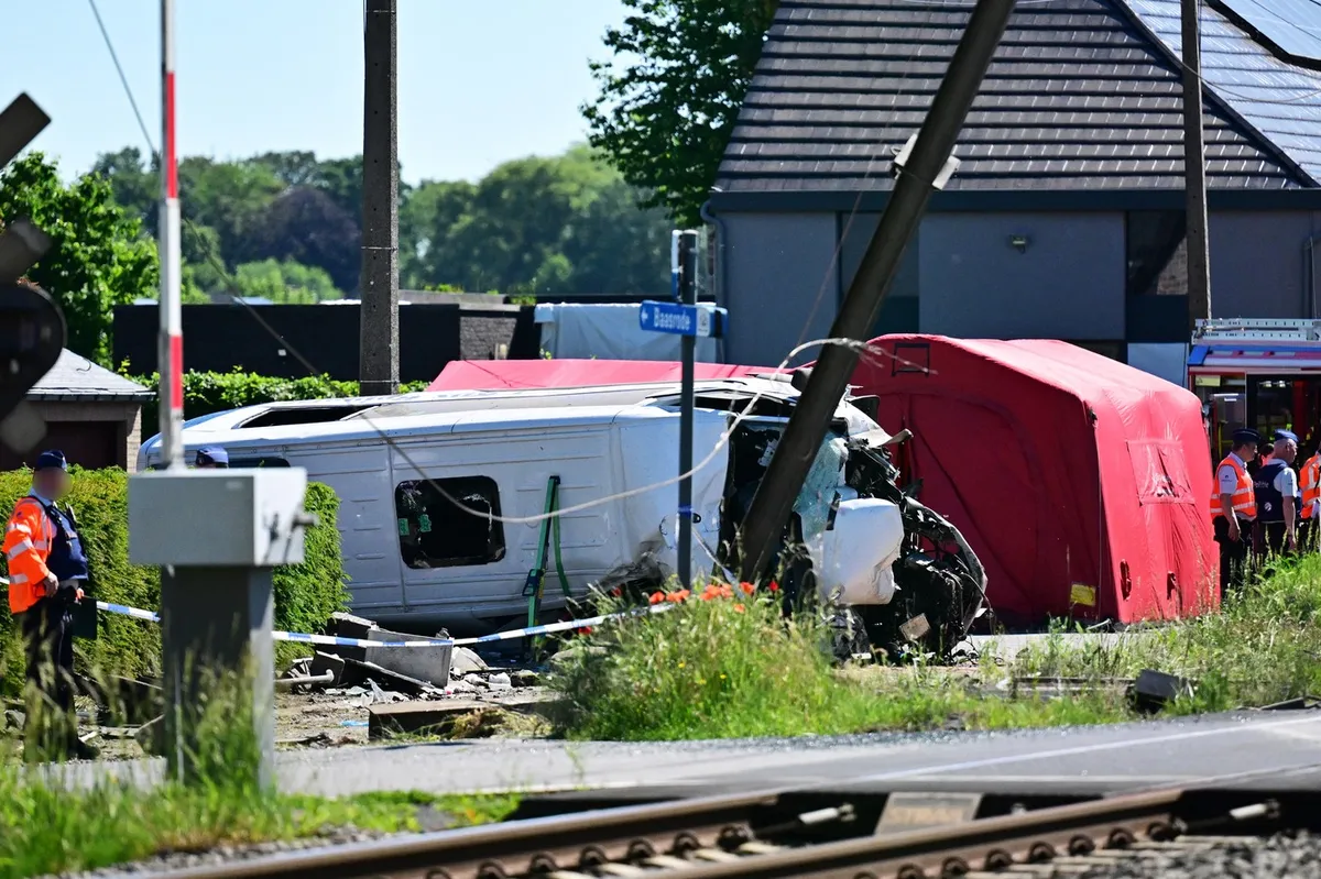 Tragedija u Belgiji: Sudar voza i školskog autobusa odneo više života