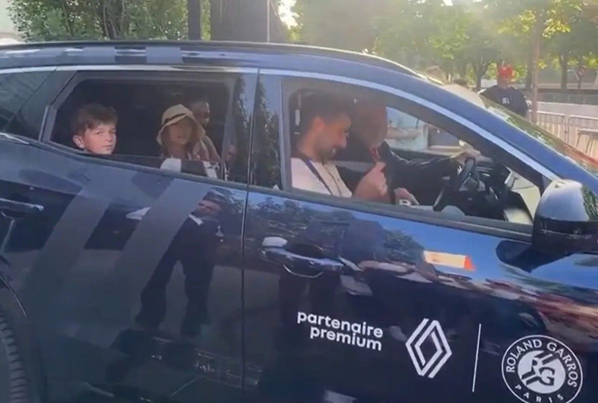 FOTO Novak dobio poklon kao nikad pre: Zbog Tare progovorio na srpskom, Stefan sve gledao iz automobila