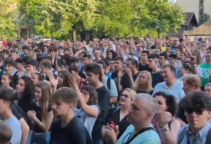 VIDEO Veliki broj roditelja i učenika Jovine gimazije na skupu: U znak podrške suspendovanim profesorima blokirana raskrsnica u Bulevaru oslobođenja u Novom Sadu