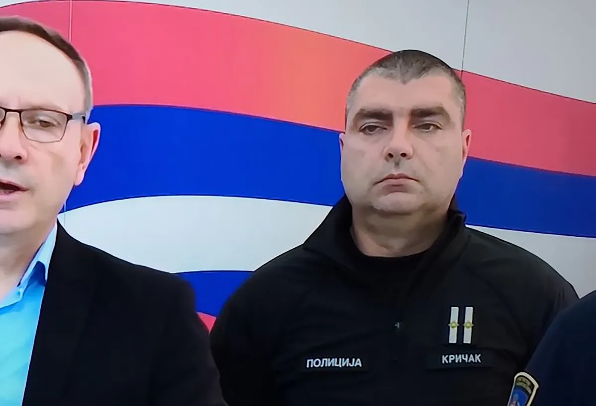 Direktore Vasiljeviću, kaznite Krička sa 10 odsto od plate: Načelnik UKP ne zna gde stoji koja oznaka na uniformi