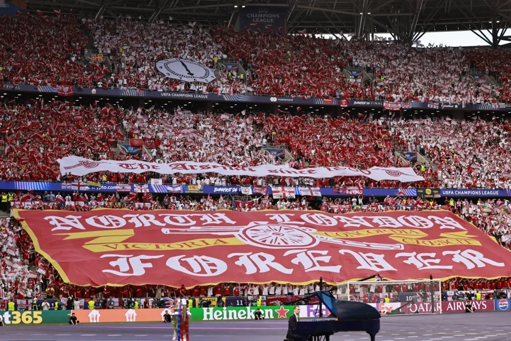 Kakva ludnica, Arsenal vodi