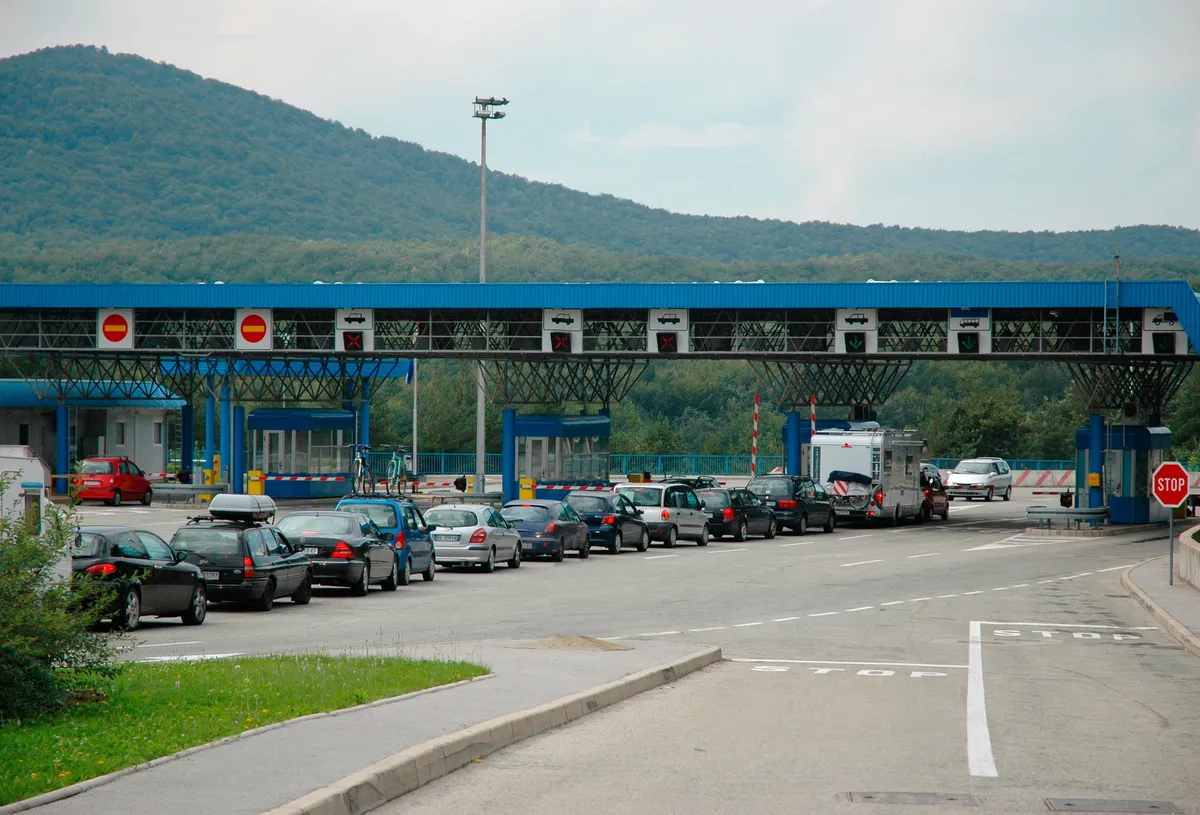 Novi obrt: Posle Grčke, još 2 države razmatraju da ukinu EES sistem za Srbe na leto