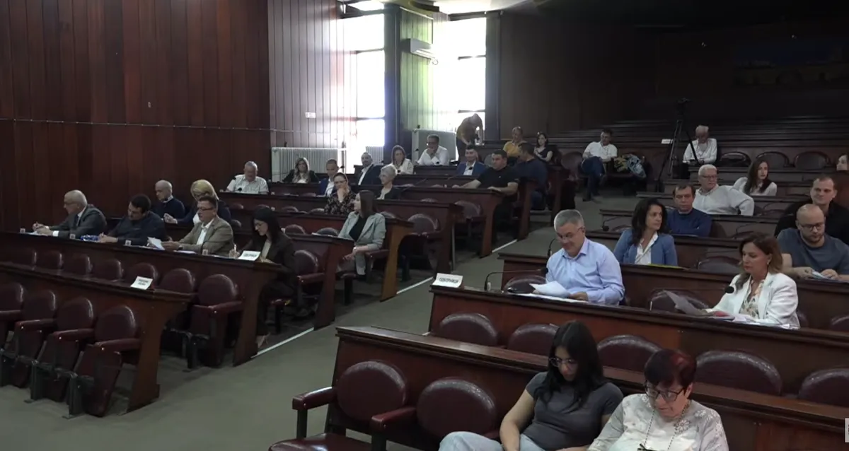 "Želim da u ovim foteljama danas sedite na iglama": Prvo obraćanje studentkinje na sednici Skupštine opštine Kula