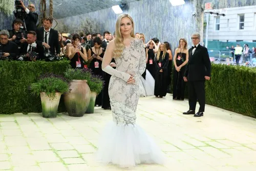 VIDEO Lindzi Von prvi put u javnosti nakon teške povrede: zablistala na Met Gali, ali uz pomoć štapa