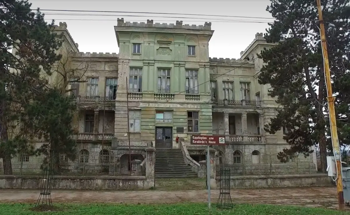 Šumadijski dvorac propada pred očima meštana: Karađorđev dom u Rači izgleda jezivo