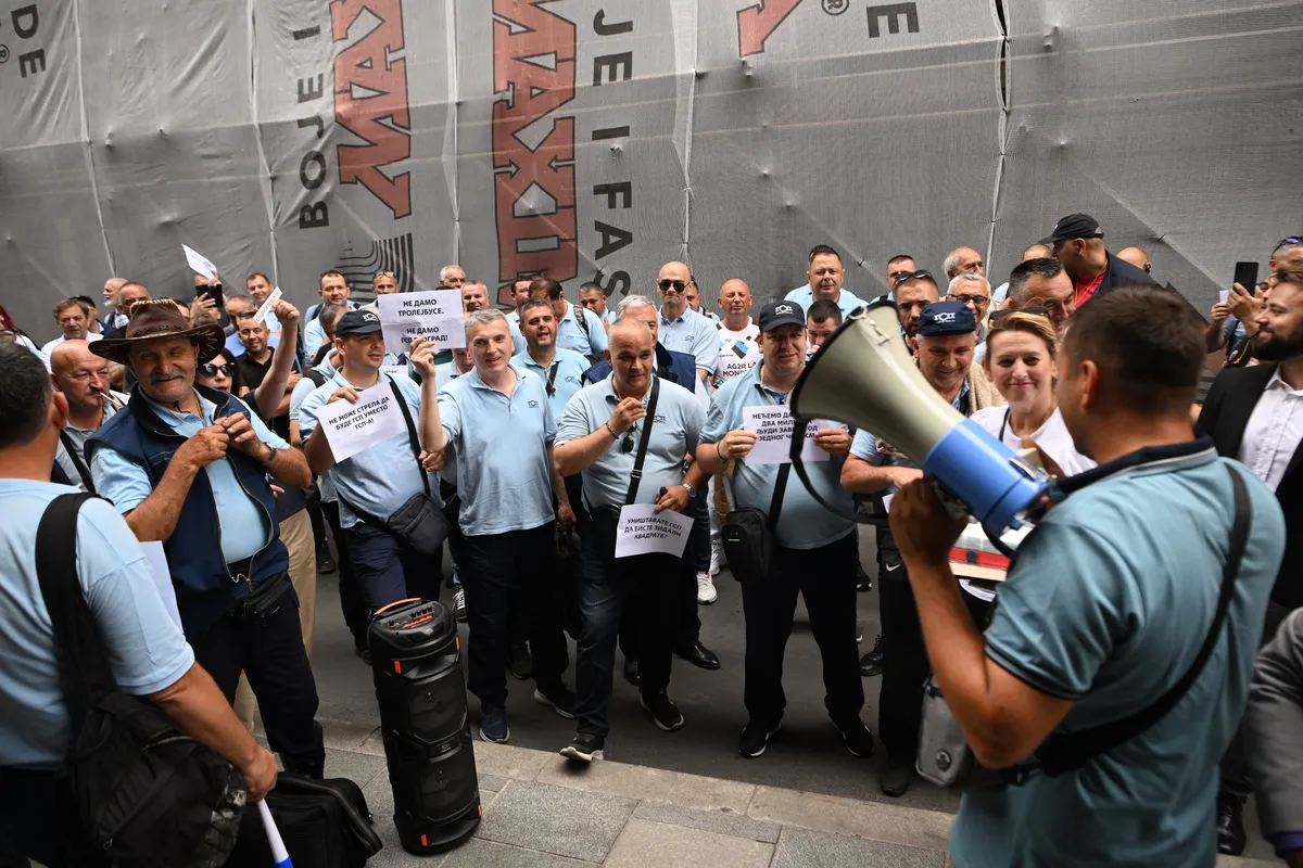 Zaposleni u GSP-u u protestnoj šetnji, predaju zahteve gradonačelniku Šapiću: Sa njima i čuveni glumac