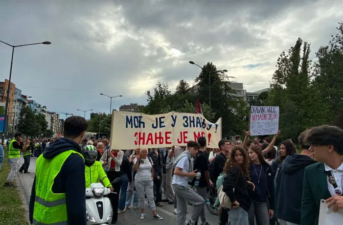 VIDEO Aplauz za suspendovane profesore: Veliki broj građana kod ispred Gradske kuće u Novom Sadu na protestu "Odbrana Jovine je odbrana Srbije"