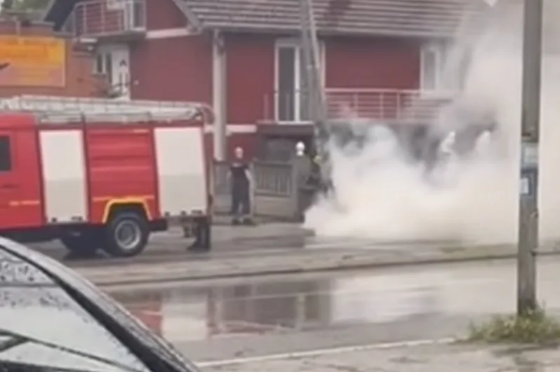 VIDEO Snažno nevreme u Kragujevcu: Vatrogasci izlazili na teren zbog porušenih stabala i požara
