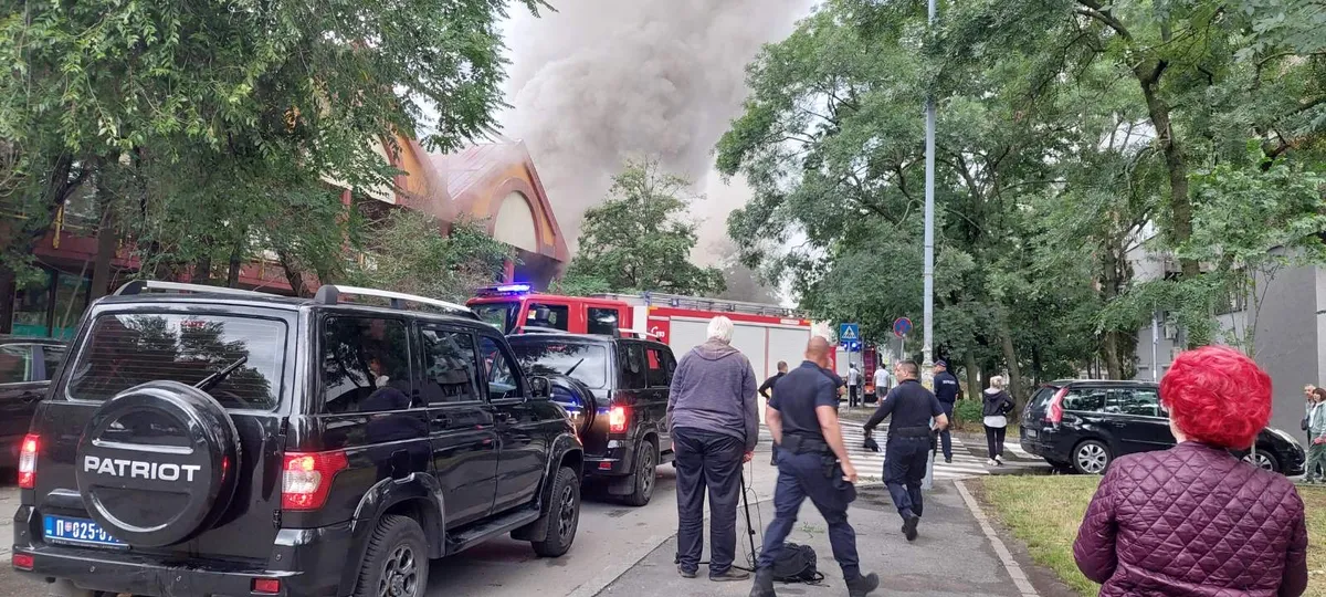 Veliki požar u tržnom centru "Enjub" na Novom Beogradu FOTO