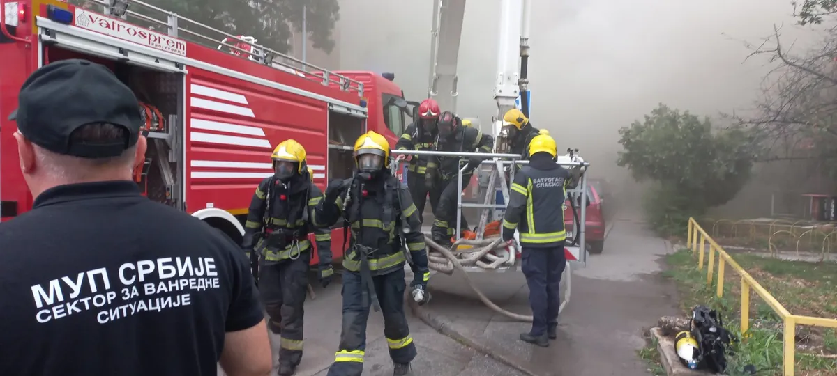 Stanarima izdato upozorenje da zatvore sve prozore: Ne smiruje se požar na Novom Beogradu, borba vatrogasaca traje već dva sata FOTO, VIDEO