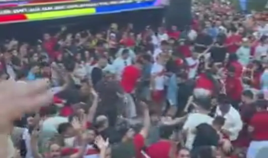 VIDEO Pijani i isfrustrirani Turci napravili haos zbog poraza: Bacali sve što su mogli da dohvate, hteli da se biju i ležeći
