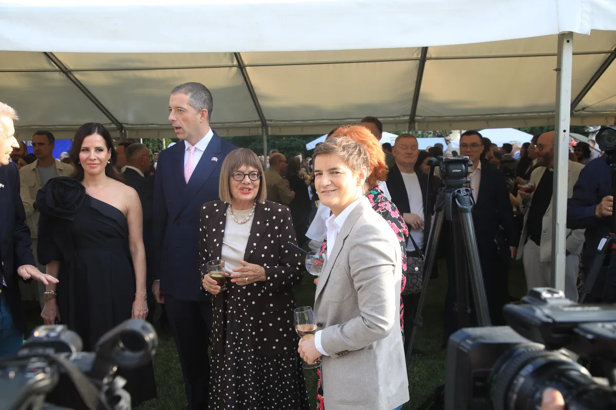 Pogledajte ko je sve bio u Britanskoj ambasadi na proslavi rođendana kralja Čarlsa: Među zvanicama predstavnici režima, ali i opozicije