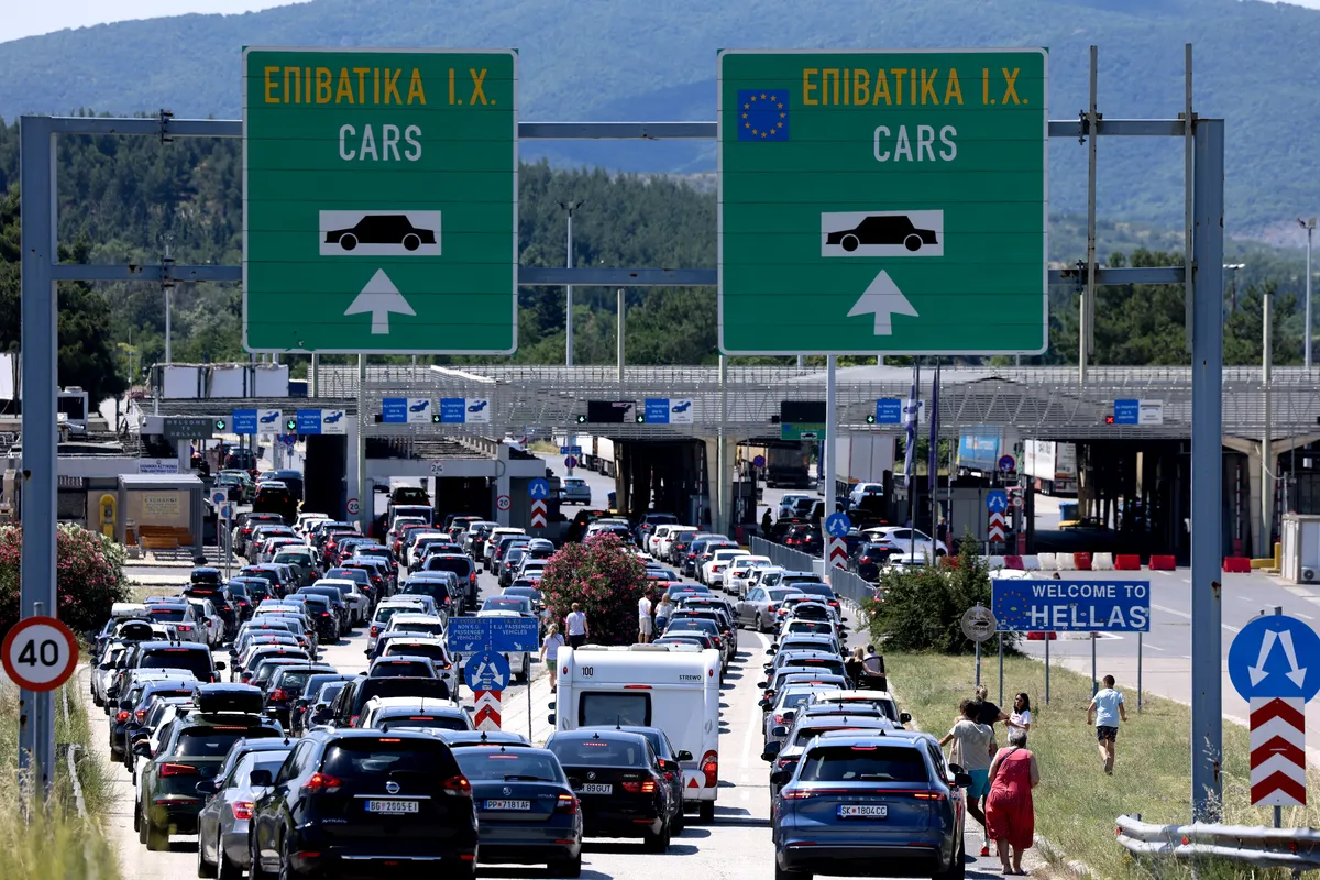 Gužve na granicama: Vozači čekaju i do dva sata