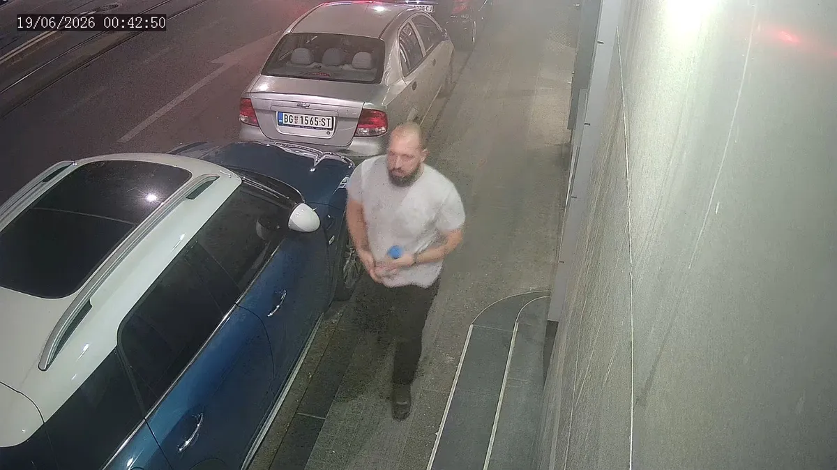Uhvaćen na delu: Pod okriljem noći oskrnavljene prostorije SSP u Beogradu, Čačanin usnimljen kako ispisuje grafite i slika svoje "nedelo"