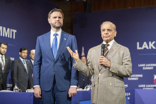 JD Vance dhe Shabazz Sharif 14086728.jpg