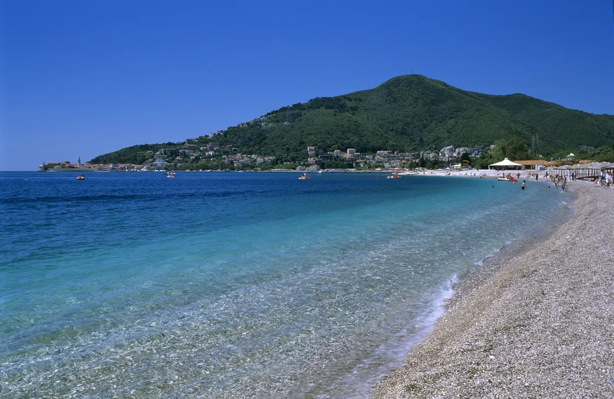 Plaže u Crnoj Gori koje su za 2026. godinu dobile prestižnu plavu zastavicu: 36 kupališta gde je voda savršeno čista