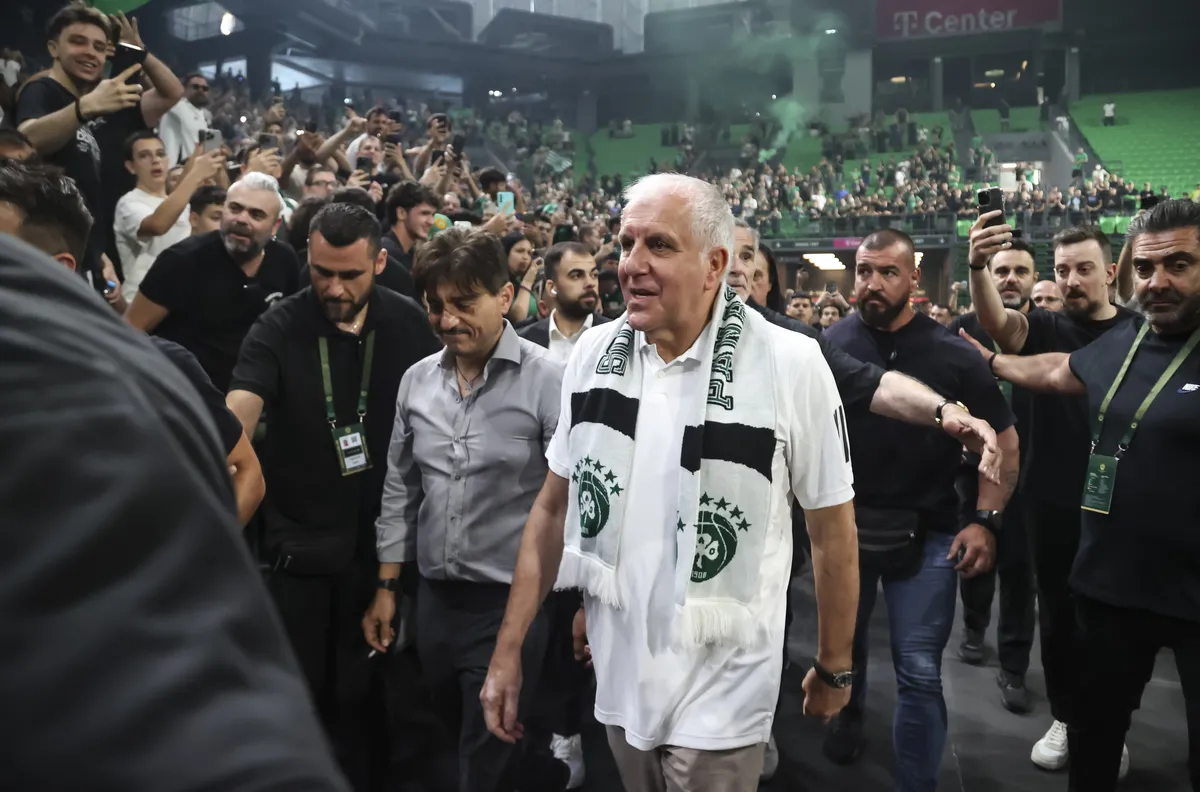 FOTO Najluđe slike iz Atine: Navijači grle Obradovića, totalna ludnica zbog legende