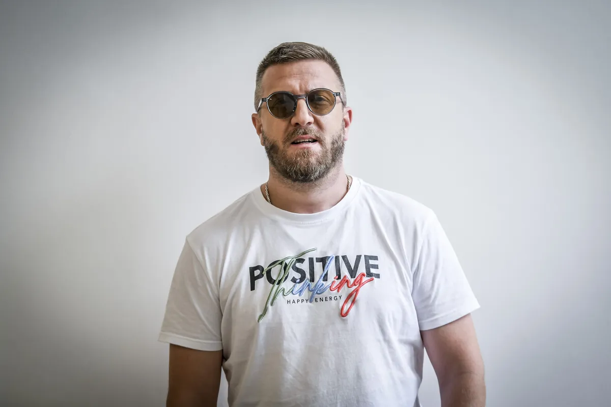 "Ljudi misle da je stendap javno vređanje, a to je potpuno pogrešno": Srđan Olman otkrio kako su društvene mreže promenile komediju