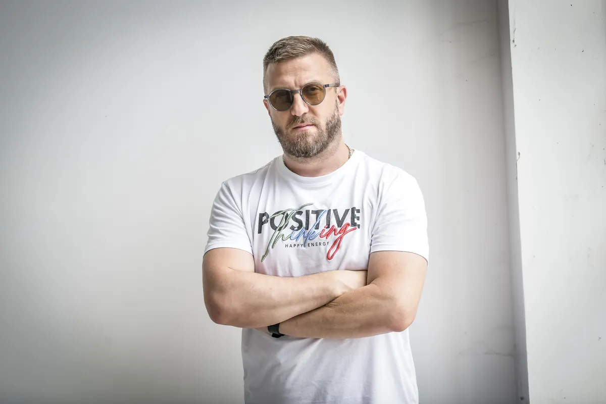 "Stendap nije prozivanje publike, već ozbiljna borba sa sopstvenim mislima": Ovo je priča najboljeg komičara u Srbiji