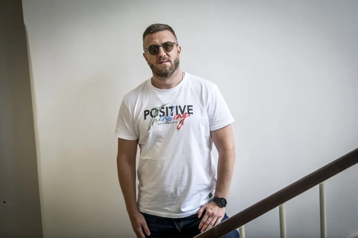 "Spuštao sam se sa sedmog sprata uz uže, vozio kombajn, bio šanker": Put do uspeha našeg najboljeg komičara bio je veoma uzbudljiv