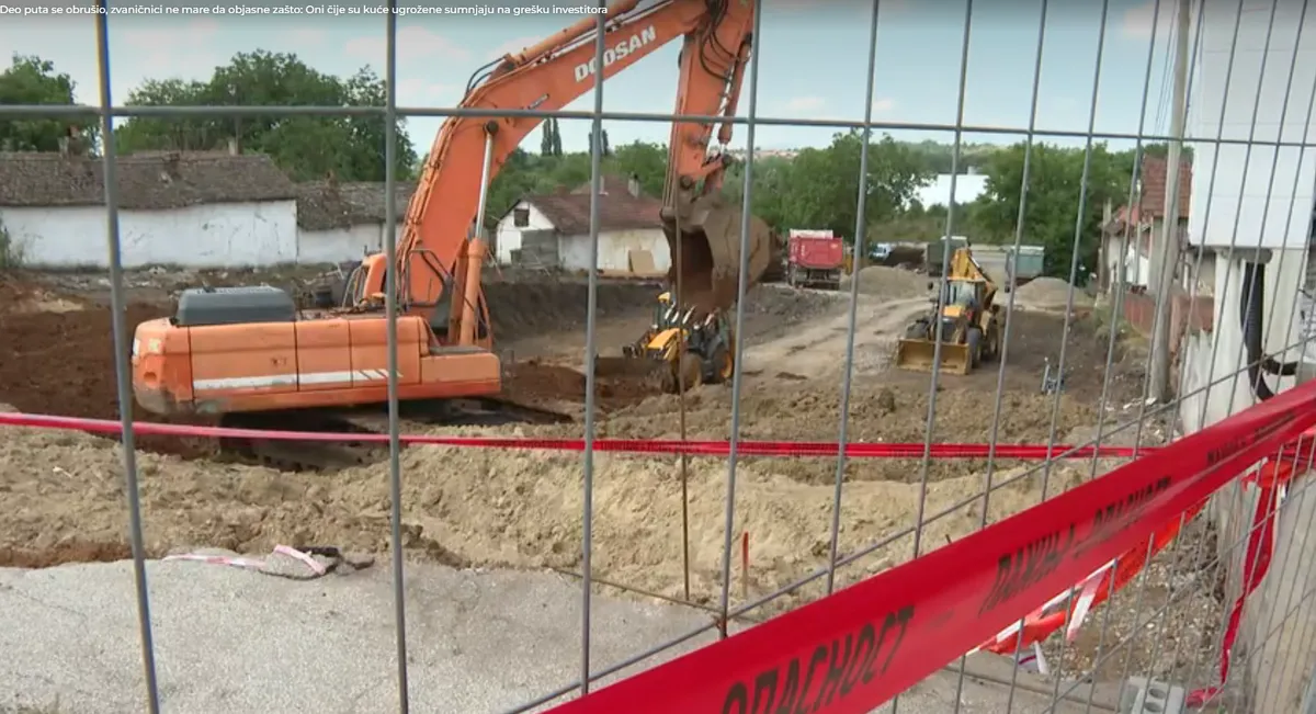 Obrušio se deo puta u Mladenovcu, zvaničnici ne govore zašto: Građani čije su kuće ugrožene sumnjaju na grešku investitora