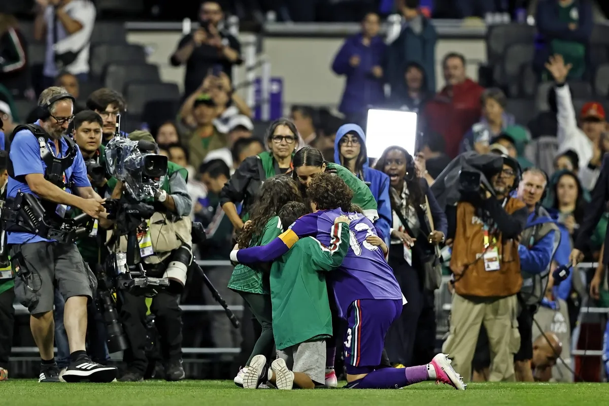 VIDEO Stao uz rame Mesiju i Ronaldu: Emotivne scene na Mundijalu i ovacije za legendu koja je sa suzama ušla u večnost