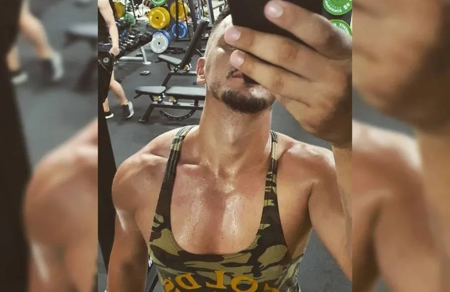 Jedan od najzgodnijih pevača na estradi ne voli dijete i ne odriče se slatkiša (FOTO)