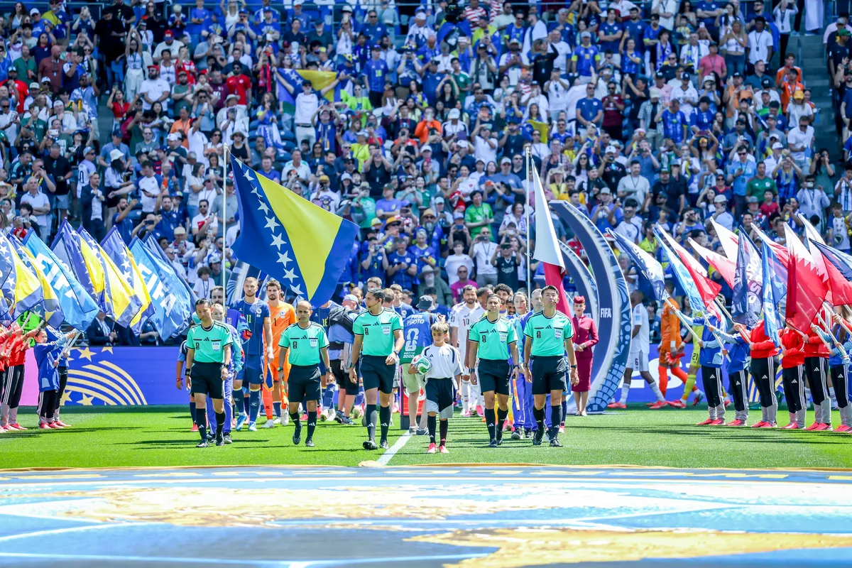 VIDEO Navijači Bosne oteli zastavu Srbije i nasrnuli na navijača na stadionu, pojavio se snimak incidenta
