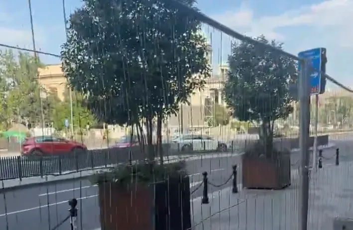 Postavljena ograda oko Skupštine Srbije: Pristalice SNS biće ograđene tokom održavanja SNS skupa u subotu VIDEO