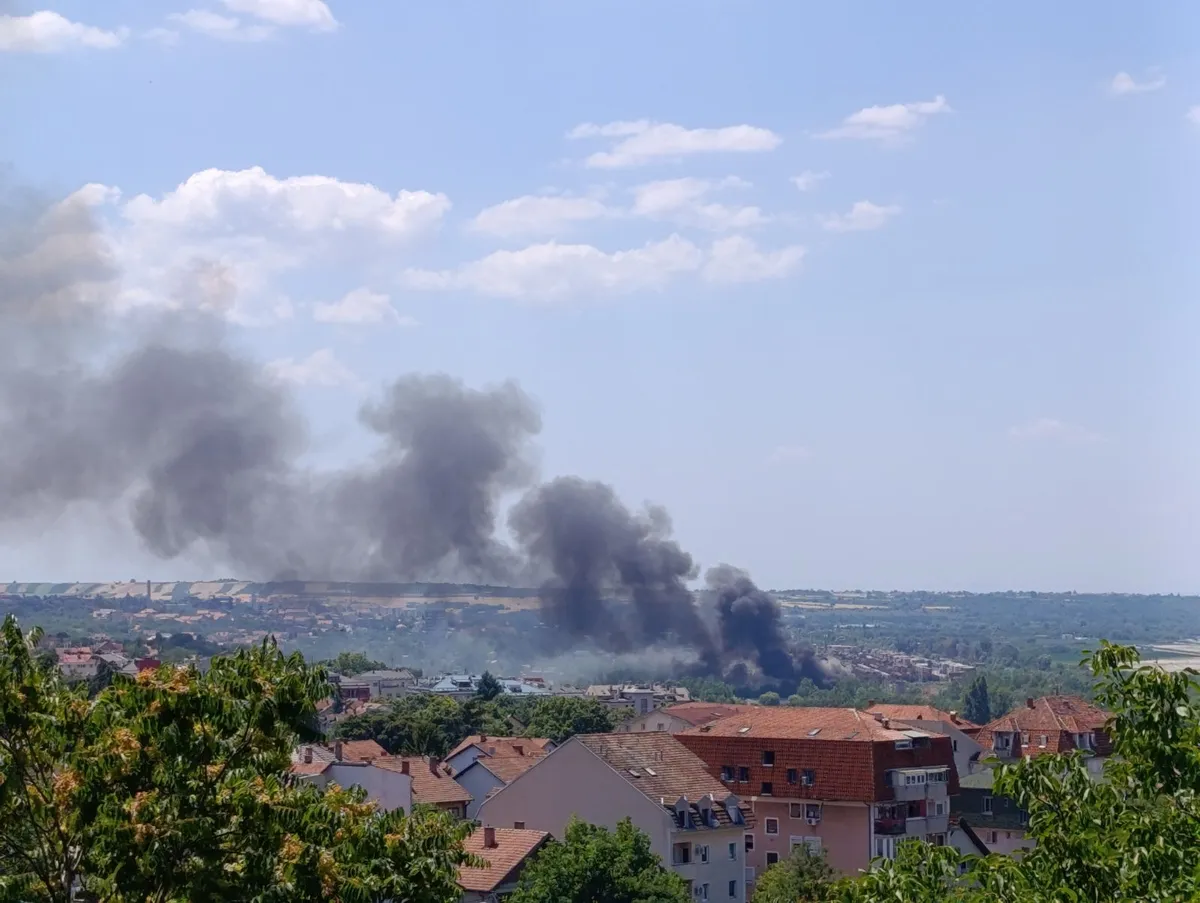 Veliki požar u Makišu: Vatra buknula kod Ranžirne stanice FOTO