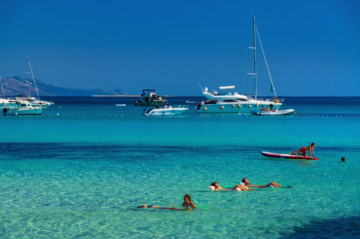 Ovu plažu na Jadranskom moru nazivaju "Havajima": Tirkizno more i beli šljunak ostavljaju bez daha - mesto koje nema konkurenciju