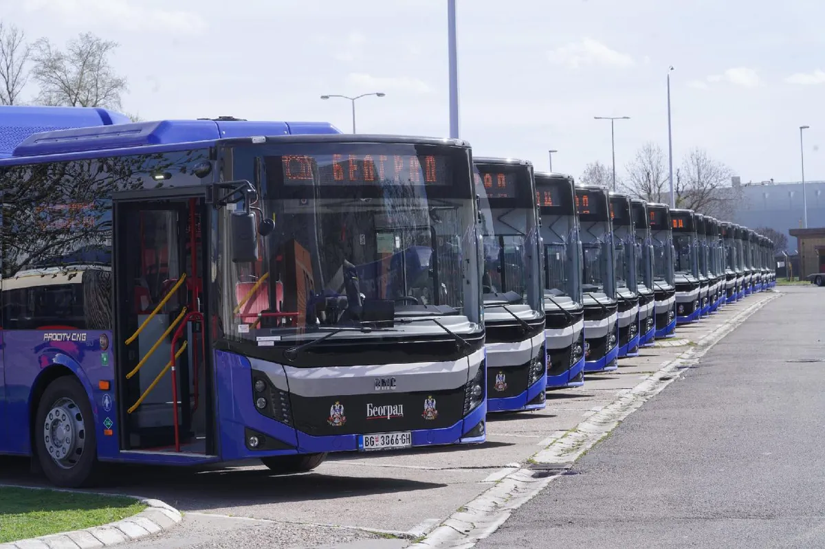 SRCE: Ko je dozvolio da se autobusima javnog prevoza dovoze mitingaši iz Kragujevca u Beograd?