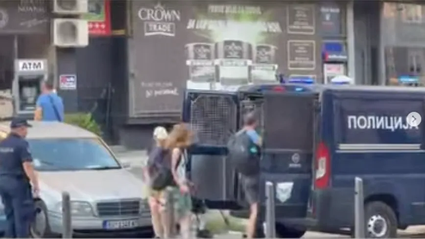 Studenti arhitektonskog: Privedeni fotografi i naša koleginica nakon provaljivanja u stan sa kog je postavljen transparent "Studenti se bore i za vas"