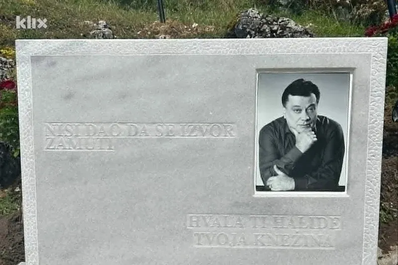 Otkriven spomen-obeležje Halidu Bešliću kod Knežak izvora na Romaniji: "Nisi dao da se izvor zamuti" (FOTO)