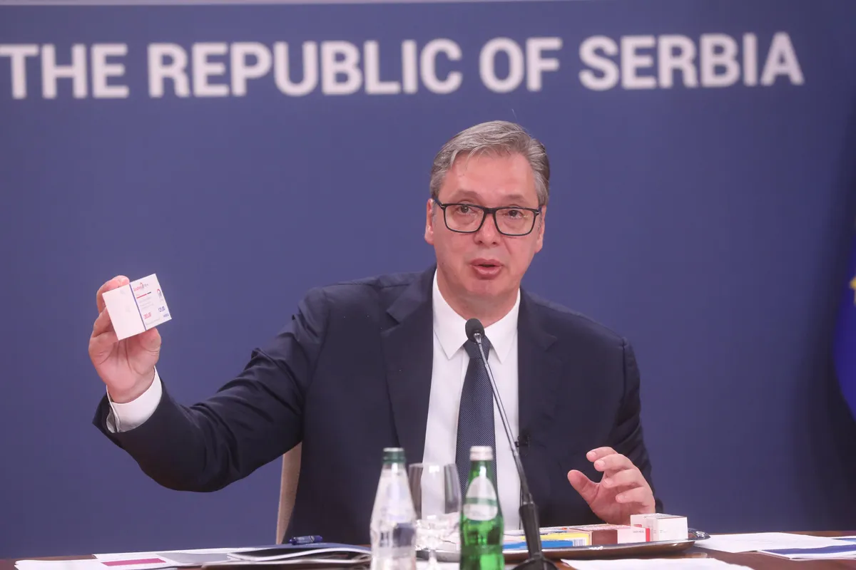 "Da li će Vučić sa funkcije predsednika preći na mesto lekara?"