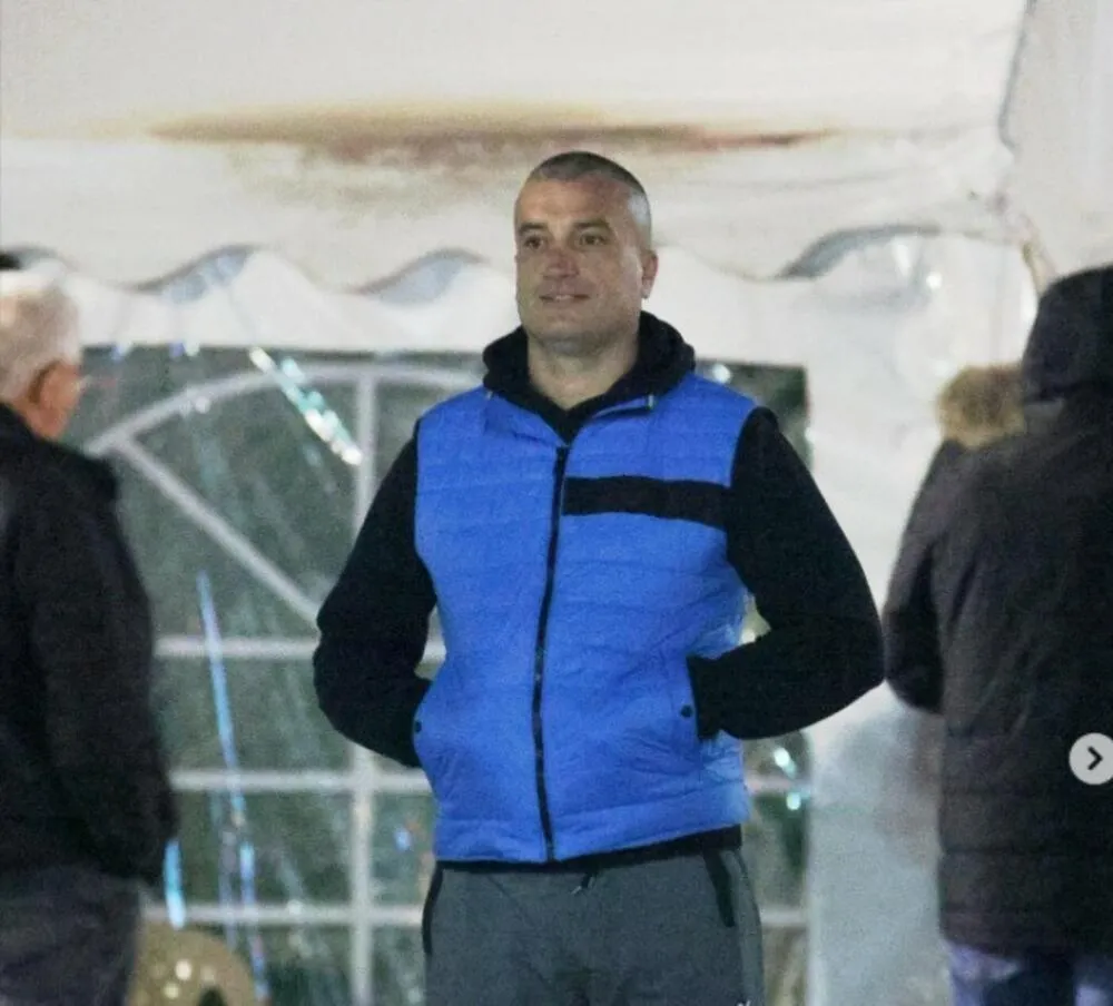 Slali ga u Rigu da disciplinuje navijače koji "pumpaju", bio stalni gost "ćacilenda" i čuvar srednjeg prsta: Ko je Aca Hari, jedan od putnika vraćenih iz Tivta? FOTO