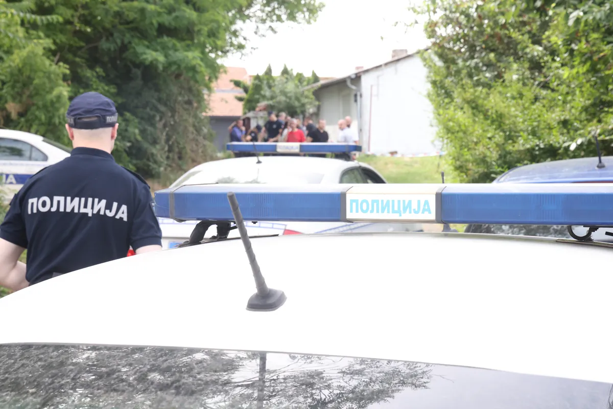 Detalji drame na Zvezdari: Policiji nije našla čaure, vlasnik kafića kaže da se incident dogodio na parkingu, a svedoci da su se čuli "pucnji slični topovskom udaru"