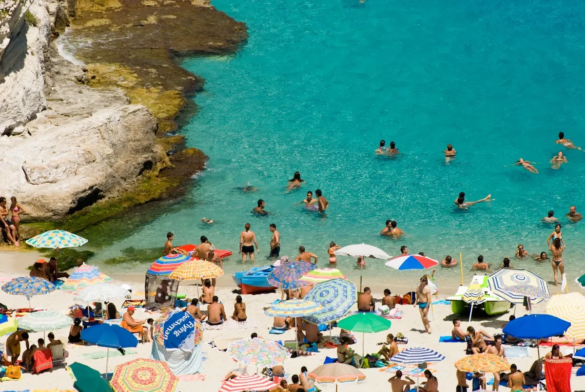 Na ovoj evropkoj plaži muškarci i žene razdvojeni su zidom i ne mogu da se mešaju: Turistkinja izazvala haos zbog pravila starog 123 godine