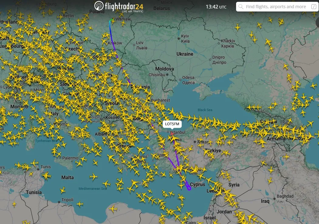 Drama na nebu: Avion iz Varšave poleteo ka Tel Avivu, pa poslao signal za otmicu i naglo promenio rutu