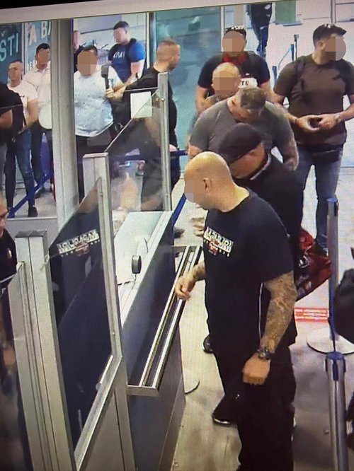 Një grup prej gati 90 personash të dyshimtë nga Serbia në kontrollin e pasaportave në aeroportin e Tivatit, Kontrolli i pasaportave Tivat, persona të dyshimtë nga Serbia