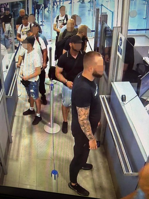 Një grup prej gati 90 personash të dyshimtë nga Serbia në kontrollin e pasaportave në aeroportin e Tivatit, Kontrolli i pasaportave Tivat, persona të dyshimtë nga Serbia