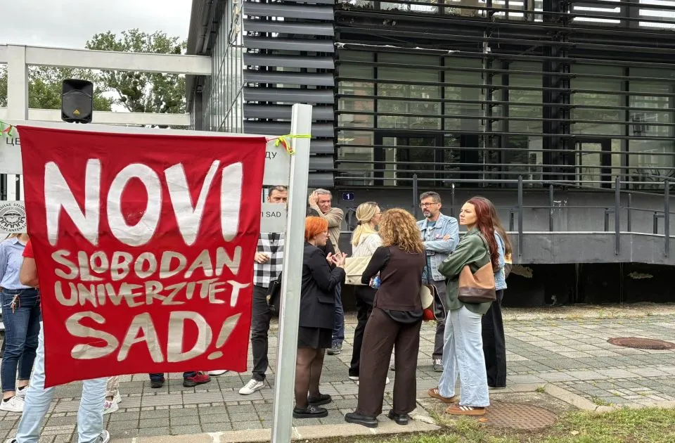 Senat odlučuje o izboru u zvanje profesora Mihića: Ispred Rektorata kolege, studenti i građani