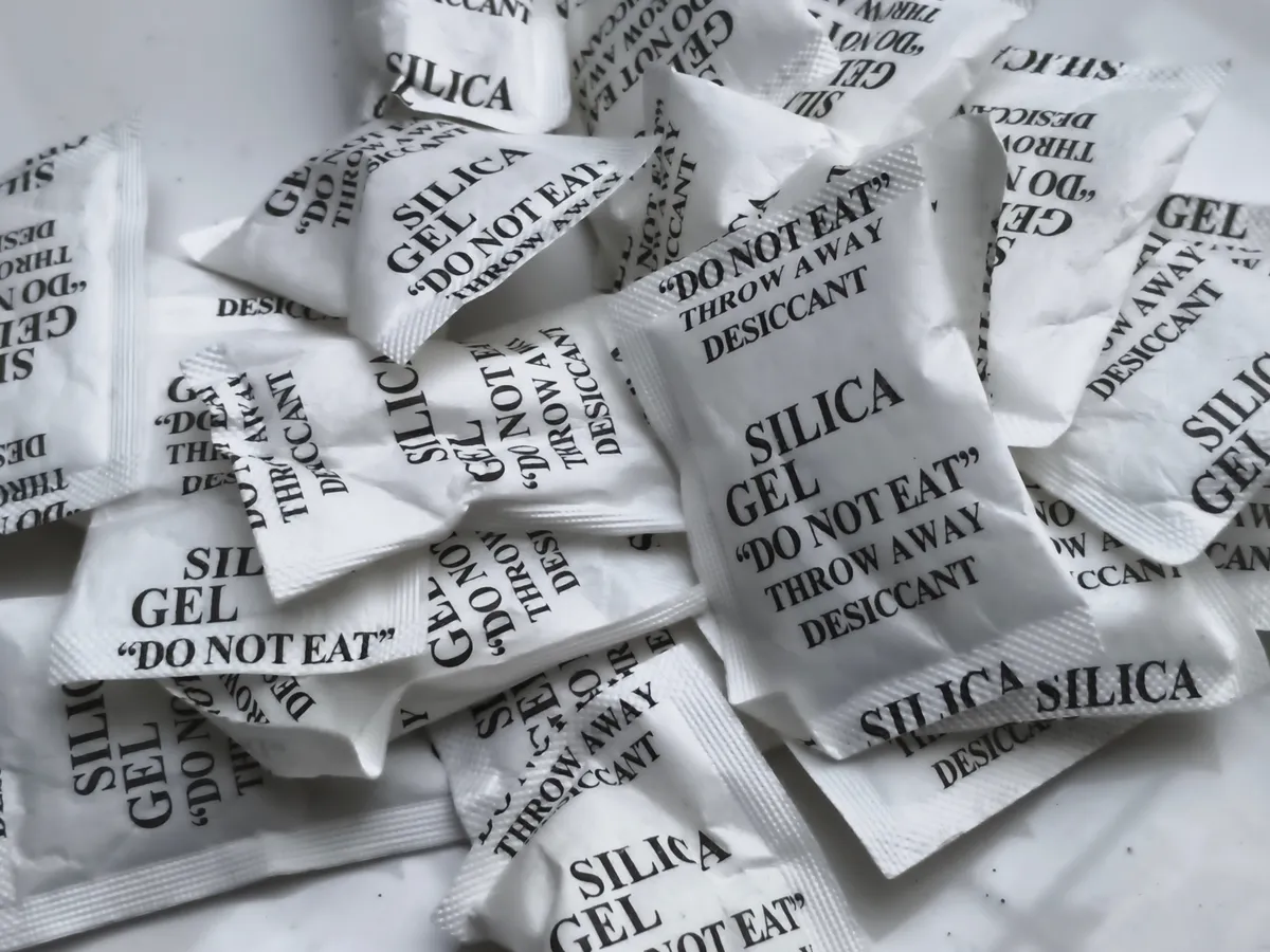 Većina ih odmah baci, ali silika gel kesice su korisnije nego što ste mislili